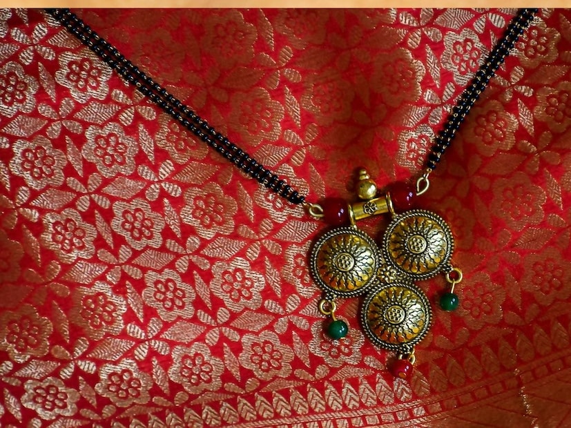 तेव्हा वैवाहिक जीवनावर कोणाची वाईट नजर पडू नये, कोणाची दृष्ट लागू नये म्हणून मंगळसूत्रात काळे मणी असतात अशी देखील मान्यता आहे.