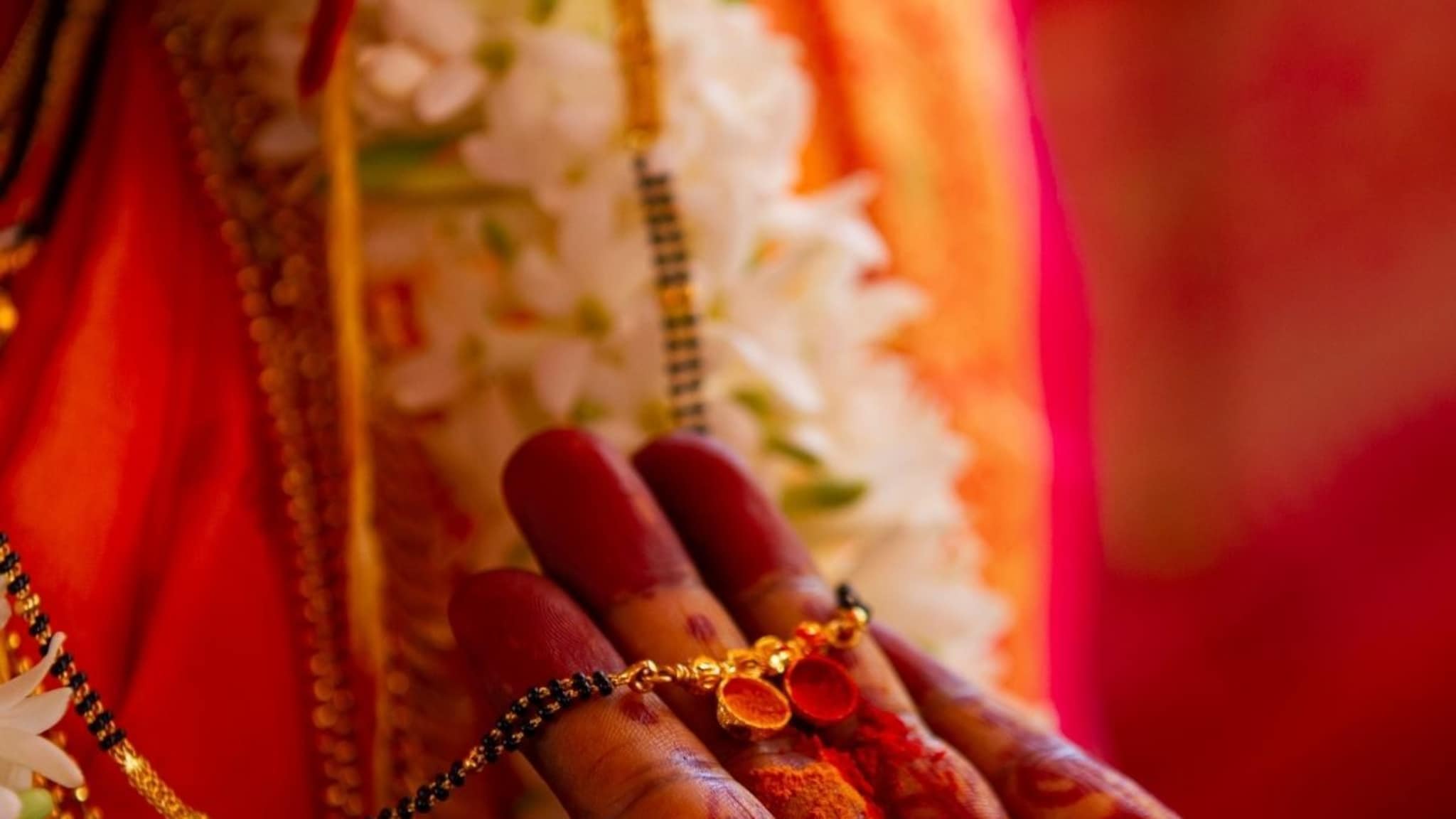 Wedding Tradition : लग्न झालेल्या महिलांना मंगळसूत्र, तसा पुरुषांसाठी कोणताच सौभाग्यलंकार का नसतो?