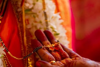 लग्न झालेल्या महिलांना मंगळसूत्र, तसा पुरुषांसाठी कोणताच सौभाग्यलंकार का नसतो?