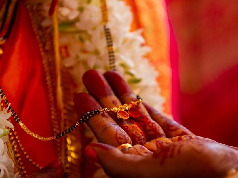 पूर्वी मुलींची लग्न लवकर व्हायची. लग्न झाल्यावर मुलींना वयात येण्यासाठी काळ बाकी असायचा. या वयाच्या काळात मुलगी आई होण्यासाठी परिपक्व नाही याची जाणीव करून देण्यासाठी लग्नात मंगळसूत्र उलटं घालायचे आणि वयात आल्यावर ते सरळ केलं जायचं.