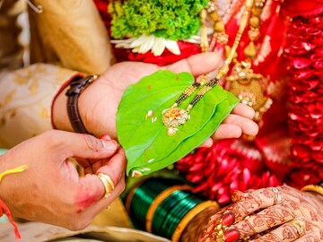 लग्न झालेल्या महिलांना मंगळसूत्र, तसा पुरुषांसाठी कोणताच सौभाग्यलंकार का नसतो?