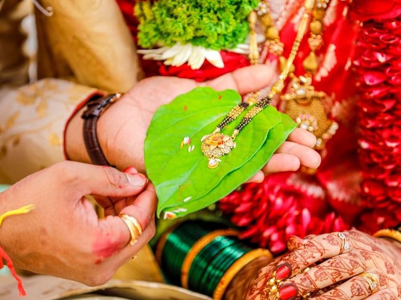 गळ्यात मंगळसूत्र, पायांच्या बोटात जोडवी, हातात हिरवा चुडा हे महिलांचे सौभाग्यलंकार म्हणजे लग्नात महिलांना हे दागिने घातले जातात आणि त्यांना ते नंतर आयुष्यभर घालावे लागतात. हे दागिने म्हणजे महिला विवाहित असल्याचा पुरावा ज्याला बहुतेक जण मजेत लग्न झाल्याचं लायसन असंही म्हणतात. गळ्यात मंगळसूत्र, पायांच्या बोटात जोडवी, हातात हिरवा चुडा हे महिलांचे सौभाग्यलंकार म्हणजे लग्नात महिलांना हे दागिने घातले जातात आणि त्यांना ते नंतर आयुष्यभर घालावे लागतात. हे दागिने म्हणजे महिला विवाहित असल्याचा पुरावा ज्याला बहुतेक जण मजेत लग्न झाल्याचं लायसन असंही म्हणतात.