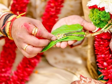 Wedding Story : लग्नात नवरा नवरीला मंगळसूत्र उलटं का घालतो? मुलीच्या वयाशी संबंध Wedding Story : लग्नात नवरा नवरीला मंगळसूत्र उलटं का घालतो? मुलीच्या वयाशी संबंध