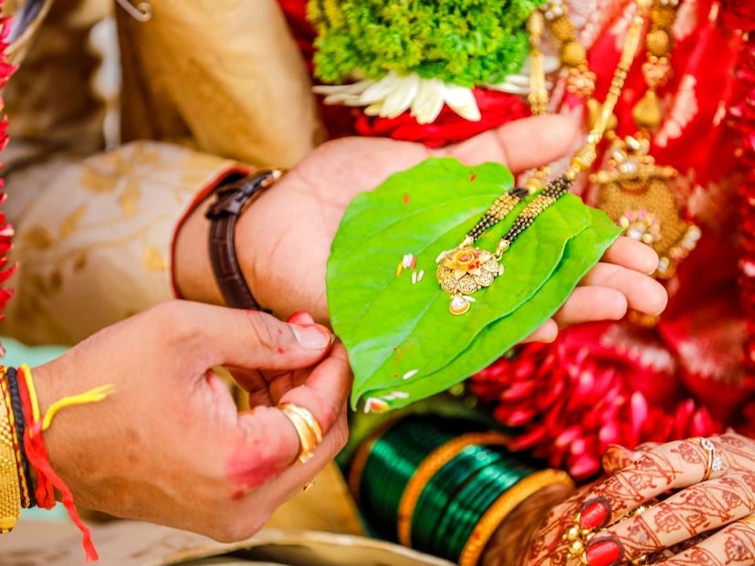 एका धाग्यात काळे मणी आणि सोनं अशी मंगळसूत्राची रचना असते. मंगळसूत्रामध्ये नऊ मणी असतात, जे दुर्गा देवीच्या नऊ रूपांचं प्रतीक मानले जातात. काळ्या मण्यांमध्ये अशुभ ऊर्जा महिलेपासून आणि तिच्या सौभाग्यापासून दूर ठेवण्याची ताकद असते. तर सोनं गुरु ग्रहाचं प्रतीक मानलं जातं. सोन्यामुळे शरीर शुद्ध होतं.