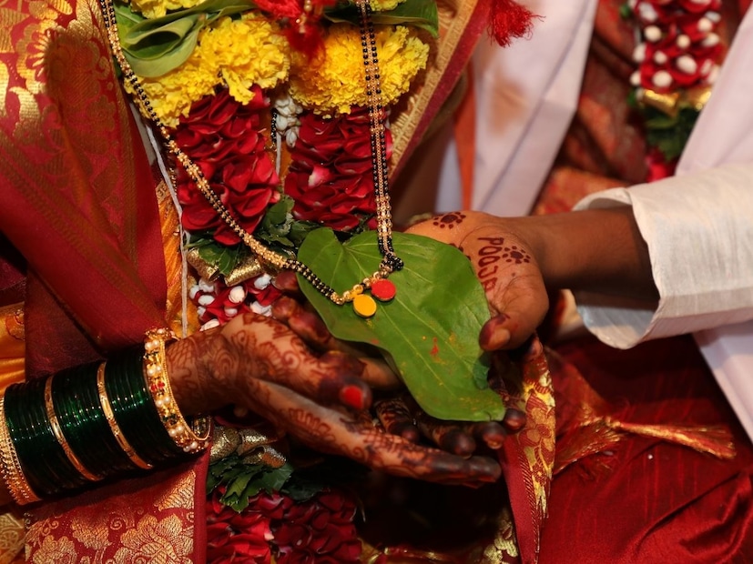 लग्नात एक गोष्टी तुम्ही पाहिली असेल की नवरीला उलटं मंगळसूत्र घातलं जातं, यामागे एक खास इतिहास आहे. ज्याचा संबंध मुलींच्या वयासी आहे.