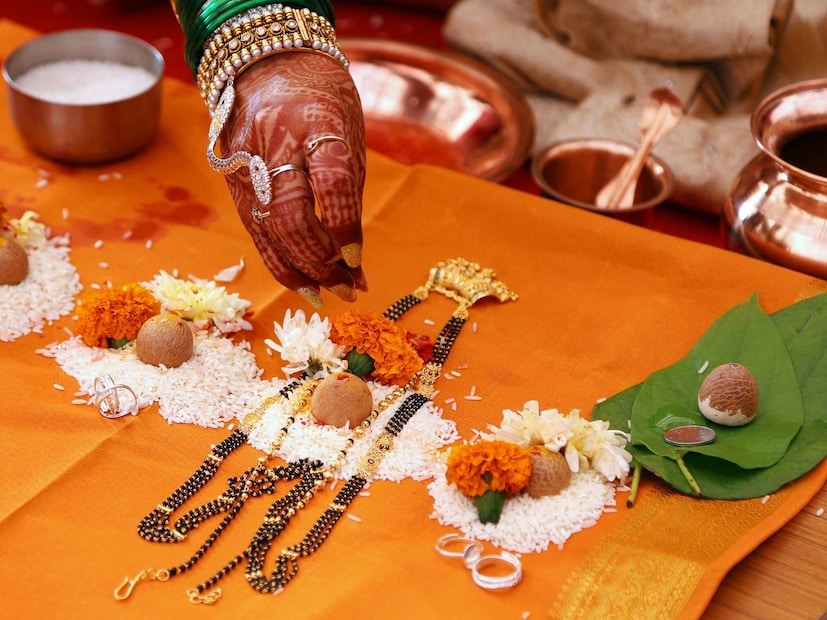 कालांतराने मुलींची लग्न योग्य वयात होऊ लागली. पण काही दिवस मंगळसूत्र उलटं ठेवण्याची प्रथा कामय राहिली. मुलीचं नुकतंच लग्न झालं आहे हे लोकांना समजण्यासाठी आजही मंगळसूत्र उलटं घालण्याची प्रथा सुरूच आहे.