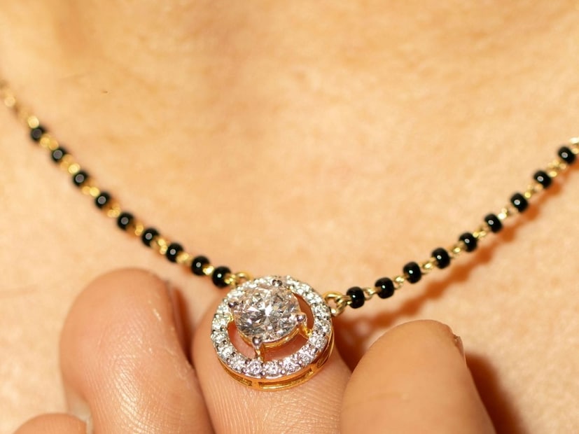 ज्योतिषशास्त्रानुसार काळे मणी राहू ग्रहाचे दुष्परिणाम कमी करण्यास मदत करतात. यामुळे शनीची वाईट नजर तुमच्या वैवाहिक जीवनावर पडत नाही असं म्हटलं जातं. (सूचना : हा लेख इंटरनेटवर उपलब्ध असलेल्या माहितीच्या आधारे देण्यात आला आहे. जो फक्त माहितीसाठी देण्यात आला आहे.)