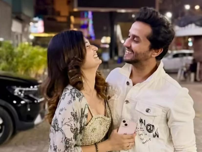  'लक्ष्मी निवास' फेम मेघन जाधव लवकरच आपल्यापेक्षा 9 वर्षांनी लहान असलेली अभिनेत्री अनुष्का पिंपूटकरसोबत लग्नबंधनात अडकणार आहे. काही दिवसांपूर्वीच त्यांनी प्रेमाची कबुली दिली आहे.