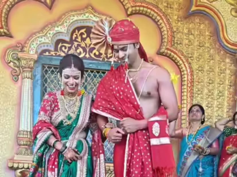  संकेत पाठक आणि सुपर्णा श्याम हे छोट्या पडद्यावरील प्रसिद्ध जोडप्यांपैकी एक आहेत. दोघांनी 'दुहेरी' या मालिकेत एकत्र काम केलं होतं. 2023 मध्ये त्यांनी खऱ्या आयुष्यात लग्नगाठ बांधली.