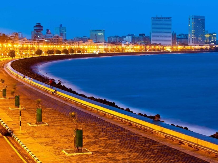  चर्चगेटला जाण्यासाठी टॅक्सी, मेट्रो किंवा चालत जात तुम्ही मरीन ड्राइव्हवर फेसाळणाऱ्या समुद्राची गंमत घेऊ शकता. जर तुम्ही रात्रीच्या वेळी मरीन ड्राईव्हवरून चालत गेलात तर तुम्हाला खूप सुंदर दृश्य पाहायला मिळेल.