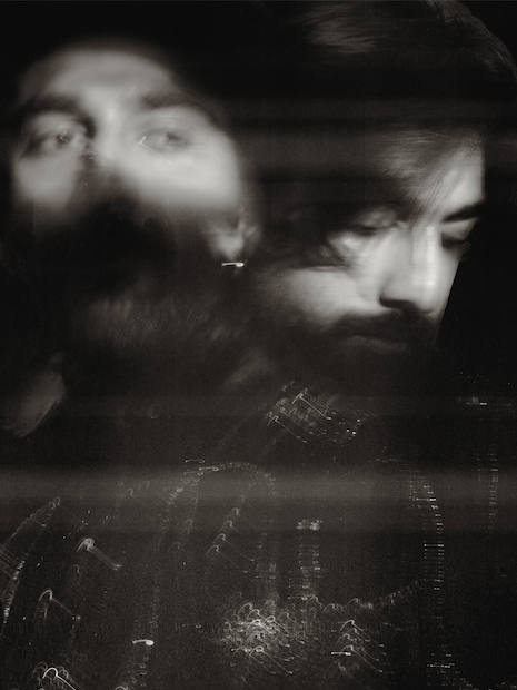 मुंबई: बॉलिवूडमध्ये नेपोटीझम हा विषय नेहमीच चर्चेत असतो, पण या गर्दीत काही नेपो किड्स असे आहेत, जे केवळ कुटुंबाच्या नावावर नव्हे, तर कठोर परिश्रमावर विश्वास ठेवतात. असाच एक अभिनेता सध्या चर्चेत आहे, ज्याने कॅमेऱ्यासमोर येण्यापूर्वी पडद्यामागे खूप मेहनत घेतली आहे. मुंबई: बॉलिवूडमध्ये नेपोटीझम हा विषय नेहमीच चर्चेत असतो, पण या गर्दीत काही नेपो किड्स असे आहेत, जे केवळ कुटुंबाच्या नावावर नव्हे, तर कठोर परिश्रमावर विश्वास ठेवतात. असाच एक अभिनेता सध्या चर्चेत आहे, ज्याने कॅमेऱ्यासमोर येण्यापूर्वी पडद्यामागे खूप मेहनत घेतली आहे.