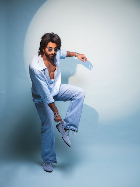 'दे दे प्यार दे २' मध्ये मीजान जाफरी थेट सुपरस्टार अजय देवगनसोबत प्रेमाची लढाई लढताना दिसणार आहे. या चित्रपटात रकुल प्रीत सिंग, जावेद जाफरी, आर. माधवन आणि गौतमी कपूर देखील आहेत. सातत्याने प्रयत्न करणाऱ्या मीजानला हा चित्रपट मोठे यश देतो का, हे पाहणे महत्त्वाचे ठरणार आहे. 