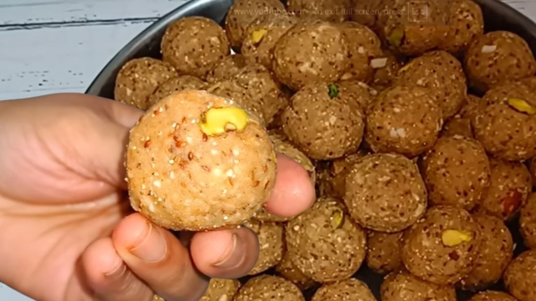 Methi Ladoo Recipe Video : अजिबात कडू न होणारे मेथीचे लाडू; लहान मुलंही आवडीने खातील, बनवण्याची सोपी पद्धत