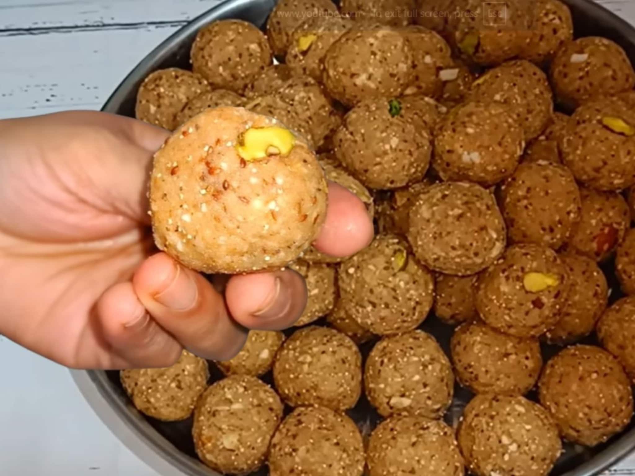 Methi Ladoo Recipe Video : अजिबात कडू न होणारे मेथीचे लाडू; लहान मुलंही आवडीने खातील, बनवण्याची सोपी पद्धत