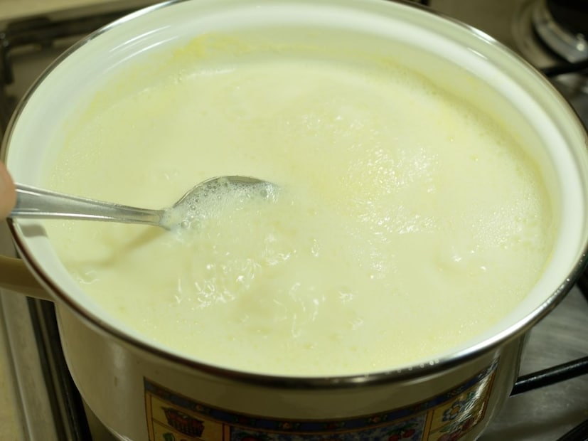 म्हशीच्या दुधात चरबीचं प्रमाण जास्त असल्याने त्यात साय जास्त प्रमाणात दिसते, तर गायीच्या दुधात साय तुलनेने कमी असते. टोंड किंवा डबल-टोंड दुधात तर चरबी खूपच कमी असल्याने साय जवळपास येतच नाही.