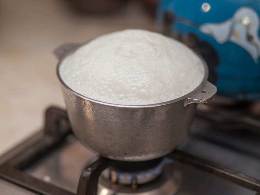 जेव्हा दूध थंड होऊ दिलं जातं,  तेव्हा हा पडदा जाड होत जातो आणि  दुधातील चरबीचे कण पाण्यापेक्षा हलके असल्यामुळे दूध उकळून थंड झाल्यावर हे कण वरच्या बाजूस सायीच्या स्वरूपात जमा होतात.