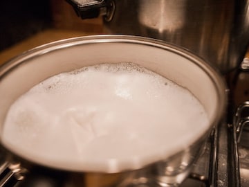 Milk Interesting Fact : दुधात साय येते कुठून, ती कशी तयार होते? Milk Interesting Fact : दुधात साय येते कुठून, ती कशी तयार होते?