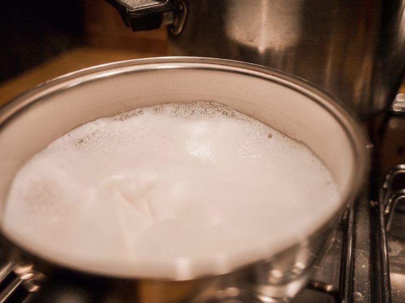 दूध गरम केलं की त्यावर एक जाडसर थर आपल्याला दिसतो, ज्याला आपण साय किंवा मलाई म्हणतो. आधी दुधात साय नसते. पण ते गरम केल्यावर त्यात साय कुठून येते, असा प्रश्न तुम्हालाही कधी ना कधी पडला असेल. दूध गरम केलं की त्यावर एक जाडसर थर आपल्याला दिसतो, ज्याला आपण साय किंवा मलाई म्हणतो. आधी दुधात साय नसते. पण ते गरम केल्यावर त्यात साय कुठून येते, असा प्रश्न तुम्हालाही कधी ना कधी पडला असेल.