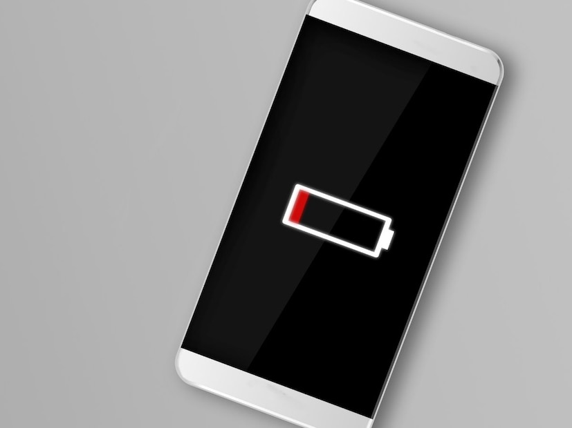 जेव्हा बॅटरी 1% दाखवते, तेव्हा प्रत्यक्षात तिच्यात थोडा चार्ज शिल्लक असतो, साधारण 3 ते 5% पर्यंत. कारण कंपन्या बॅटरी पूर्णपणे रिकामी होऊ देत नाहीत. पूर्ण डिस्चार्ज झाल्यास बॅटरीचं आयुष्य कमी होतं. त्यामुळे फोन सॉफ्टवेअर 0% दाखवण्यापूर्वीच थोडा चार्ज लपवून ठेवतो. त्यामुळेच 1% दाखवतानाही फोन काही मिनिटं चालतो.