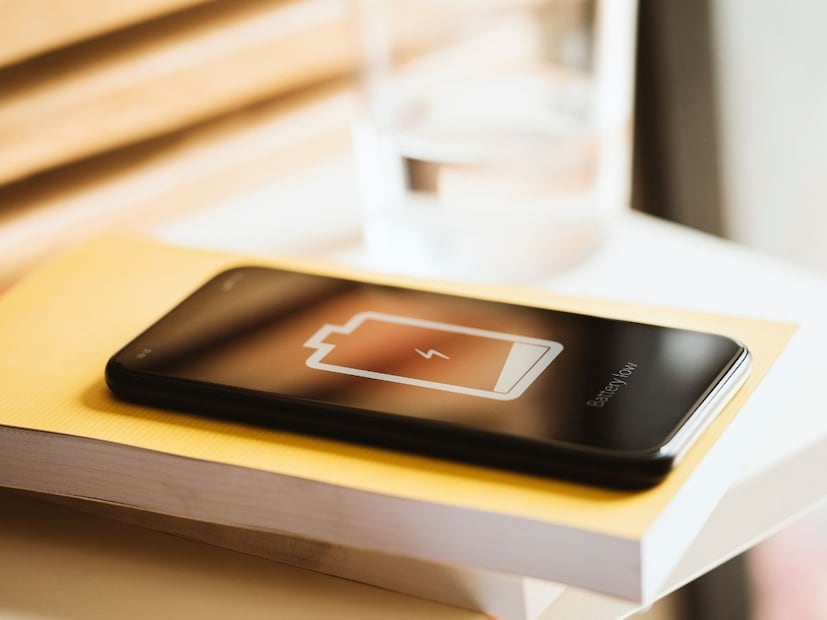 मोबाईलमध्ये लिथियम-आयन (Lithium-ion) प्रकारची बॅटरी असते. या बॅटरीमध्ये चार्ज टक्क्यांमध्ये दाखवला जातो, पण तो आकडा नेहमी अचूक नसतो. फोनमधील बॅटरी मॅनेजमेंट सिस्टम (BMS) अंदाजाने टक्केवारी दाखवते. म्हणजेच ती 100% बरोबर मोजमाप नसतं, तर एक कॅल्क्युलेटेड सरासरी असते.