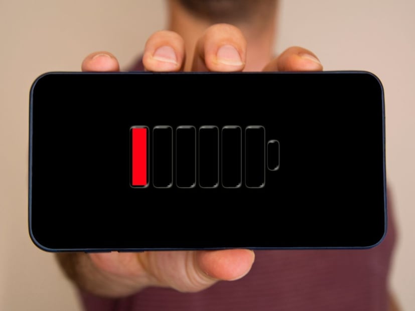 थोडक्यात सांगायचं, तर मोबाईल 1% चार्ज दाखवतो तेव्हा प्रत्यक्षात थोडा चार्ज अजून उरलेलाच असतो. तो बॅटरीचं रक्षण करण्यासाठी राखून ठेवलेला असतो. म्हणूनच आपला फोन 1% दाखवत असूनही अजून काही मिनिटं चालतो.