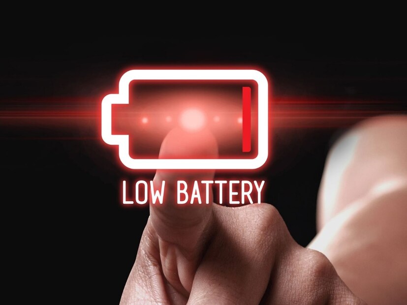 फक्त एक टक्के चार्जिंगवरही इतका वेळ फोन चालणं यामागे विज्ञान आणि मोबाईल बॅटरीचं गुपित दडलं आहे. फोनवर चालू असलेल्या अ&#x200d;ॅप्स, स्क्रीन ब्राइटनेस, नेटवर्क सिग्नल, तापमान या गोष्टींमुळेही उरलेल्या चार्जचा वापर वेगवेगळ्या गतीने होतो. उदाहरणार्थ, जर फोन बॅटरी सेव्हर मोडमध्ये असेल, तर तो 1% वरसुद्धा जास्त वेळ चालू राहू शकतो.