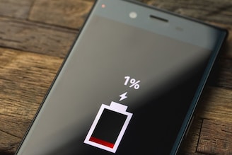 विचार करा! फक्त 1% चार्जिंग असतानाही फोन आणखी 5 मिनिटं कसा चालतो?