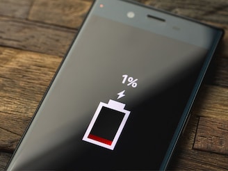 विचार करा! फक्त 1% चार्जिंग असतानाही फोन आणखी 5 मिनिटं कसा चालतो?