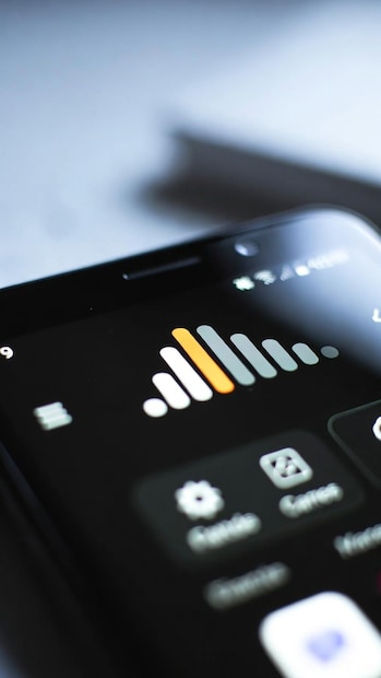 मोबाईल ऑपरेटरचं कोर नेटवर्क, वॉईस सर्व्हर, स्विचिंग सेंटर, राऊटिंग गेटवे अशा मोठ्या प्रणालींवरच कॉलची देवाण-घेवाण अवलंबून असते. या सर्व्हरमध्ये एखादा तात्पुरता बिघाड आला, अपडेट चालू असेल किंवा काही ट्रॅफिक जास्त असेल तर युझर्सना त्याचा परिणाम दिसतं. डेटा चालतो, नेटवर्क फुल दिसतं पण कॉल जात नाही, एक-दोन रिंगनंतर बंद होतो.