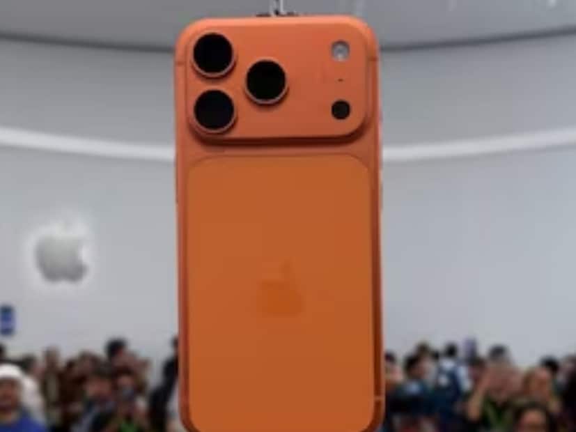 स्मार्टफोनमध्ये दिसणारा हा छोटासा छिद्र तुम्हाला कदाचित आधी लक्षात आला नसेल, पण आता नक्कीच दिसेल. हा छिद्र सहसा मागच्या कॅमेरा आणि फ्लॅशलाइटजवळ कुठेतरी असतो.