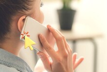 Mobile Interesting Facts : मोबाईलच्या मागे कॅमेऱ्याजवळ हा छोटा होल का असतो? मोठा कामाचा, कुणालाच माहिती नसेल याचा वापर