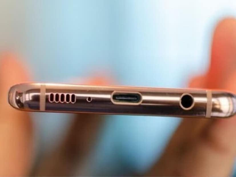 जर तुम्ही कधी लक्षात घेतलं असेल तर फोनच्या तळाशी, चार्जिंग पॉइंट किंवा इअरफोन जॅकच्या शेजारीही असंच एक लहान छिद्र आहे. हे छिद्रदेखील आवाज कमी करण्यासाठी आहे.