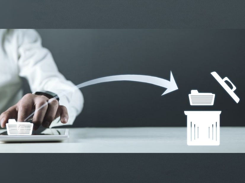 पण तो फोटो लगेचच मेमरीमधून पूर्णपणे मिटत नाही. फोन त्या फोटोसाठी असलेली स्टोरेज जागा फक्त रिकामी म्हणून मार्क करतो. म्हणजे फोटो अजून तिथंच असतो, जोपर्यंत नवीन डेटा त्या जागेवर जात नाही.