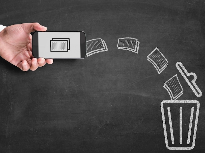 जेव्हा तुम्ही मोबाईलमधून फोटो Delete करता, तेव्हा तो लगेच गायब होत नाही. बहुतेक अँड्रॉईड किंवा आयफोनमध्ये  Recently Deleted किंवा Trash नावाचा फोल्डर असतो. फोटो डिलीट केल्यानंतर तो त्या फोल्डरमध्ये साठवला जातो आणि साधारण 30 ते 60 दिवसांपर्यंत तिथं राहतो.