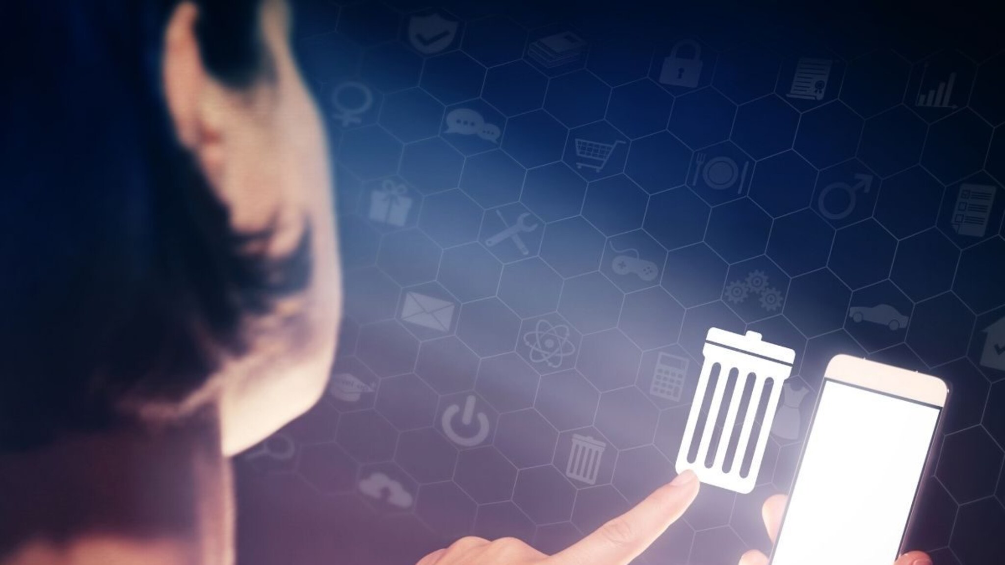 General Knowledge : मोबाईल फोनमधून फोटो किंवा व्हिडीओ डिलीट केल्यानंतर ते खरंच गायब होतात का?