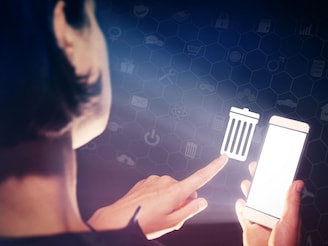 मोबाईल फोनमधून फोटो किंवा व्हिडीओ डिलीट केल्यानंतर ते खरंच गायब होतात का?