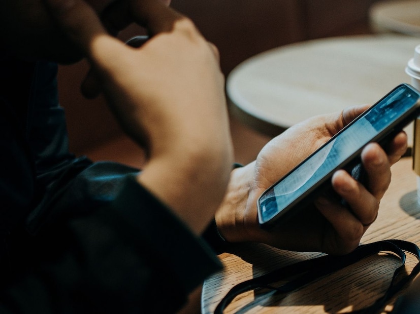 एकंदर काय तर मोबाईलमधून फोटो किंवा व्हिडिओ डिलीट झाला असं दिसतं, पण तो लगेच नाहीसा होत नाही तर तो काही काळ अदृश्य स्वरूपात मोबाईलमध्येच राहतो.