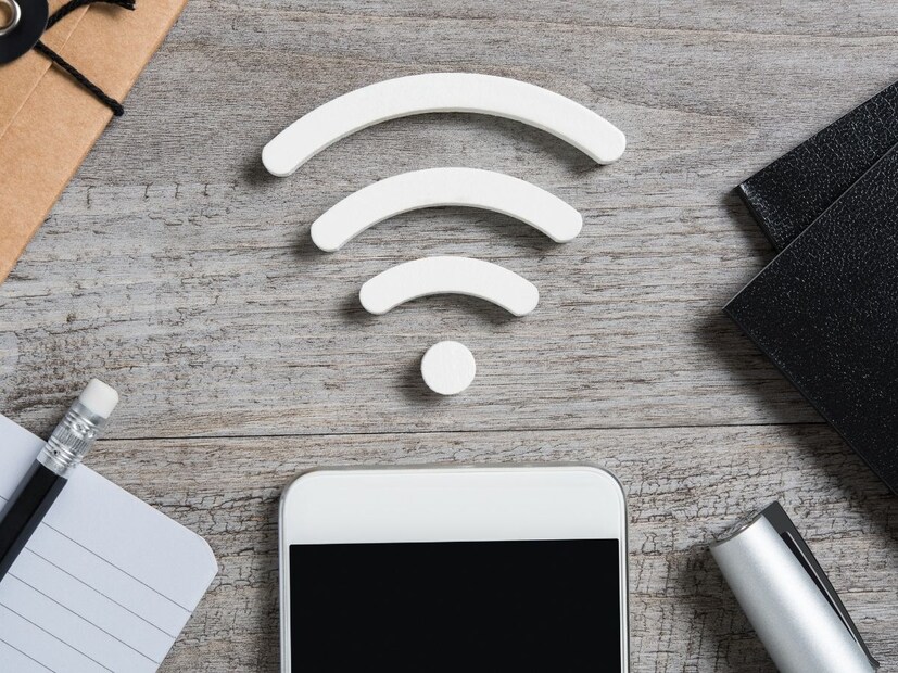 जेव्हा तुमचा फोन Wi‑Fi चालू असतो, तेव्हा तो आसपासचे नेटवर्क शोधण्यासाठी सतत स्कॅनिंग करतो. हे फक्त सार्वजनिक वाय‑फाय नेटवर्कच नाहीत, तर तुमच्या मित्राचे मोबाईल हॉटस्पॉटदेखील असू शकतं. नेटवर्कचे नाव (SSID) आणि इतर माहिती हे सेल्फ-प्रसारित बिकॉन फ्रेम्स वापरून मिळवलं जातं.