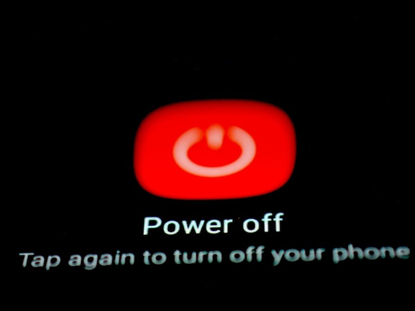 तुमच्या फोनची पॉवर बंद केल्याने त्याचा कॅशे डेटा साफ होण्यास मदत होईल, ज्यामुळे तुमचा फोन अधिक कार्यक्षमतेने काम करू शकेल. तुमचा फोन बंद करणं आणि रिस्टार्ट करणं या व्यतिरिक्त तुम्ही फोन चालू असताना बॅटरीच्या आरोग्यावर ताण येऊ शकणारे बॅकग्राउंड अॅप्स देखील साफ केले पाहिजेत.