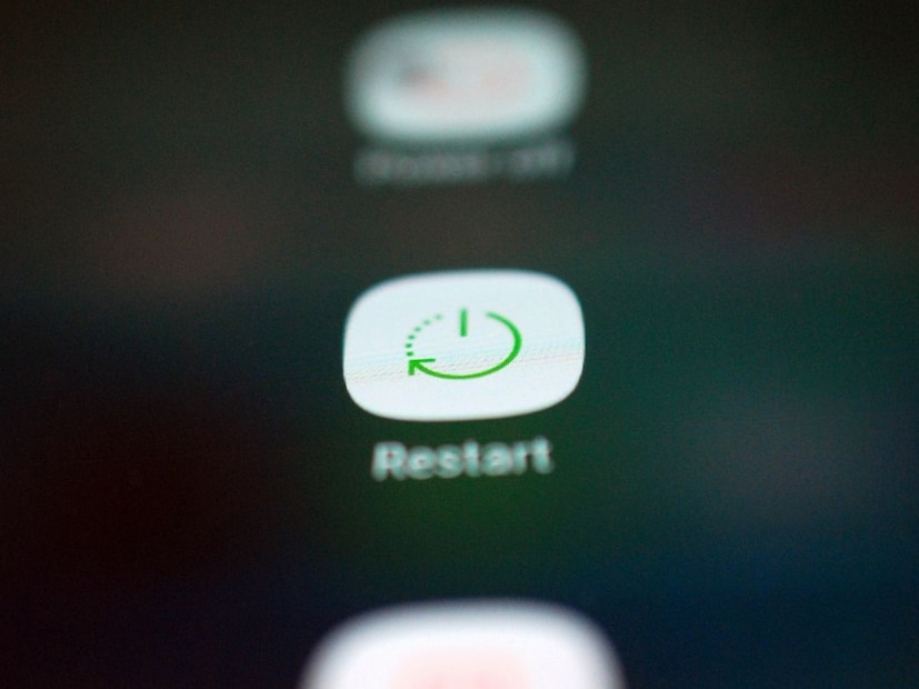 फोन रिस्टार्ट केल्याने कनेक्टिव्हिटी समस्या दूर होण्यास मदत होऊ शकते. जुने स्मार्टफोन कधीकधी डेटा आणि वाय-फायशी कनेक्ट होत नाहीत आणि फोन रिस्टार्ट केल्याने ते पुन्हा कनेक्ट होतात.