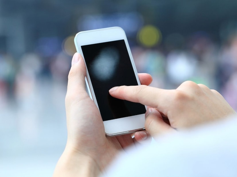 पूर्वीच्या मोबाईलमध्ये रेझिस्टिव्ह टचस्क्रीन वापरली जायची, जिथं दोन थर एकमेकांशी संपर्कात आल्यावर दाबाने सिग्नल तयार होत असे. मात्र आजच्या कॅपॅसिटिव्ह स्क्रीन अधिक संवेदनशील, टिकाऊ आणि मल्टी-टच म्हणजे एकाचवेळी दोन-तीन बोटांनी वापरता येणारी असतात.