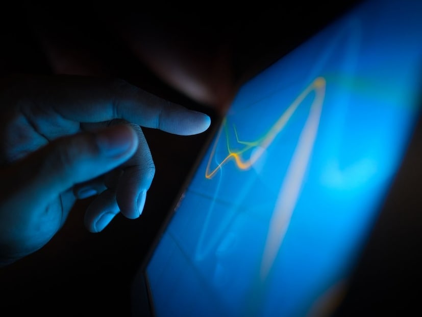 थोडक्यात सांगायचं तर मोबाईल आपल्या स्पर्शाला विद्युत चार्जच्या बदलातून ओळखतो. म्हणूनच जर तुम्ही हातमोजे घातले असतील किंवा स्क्रीन ओली असेल, तर ती टच योग्यरीत्या काम करत नाही, कारण त्या वेळी विद्युत प्रवाह व्यवस्थित पोहोचत नाही.