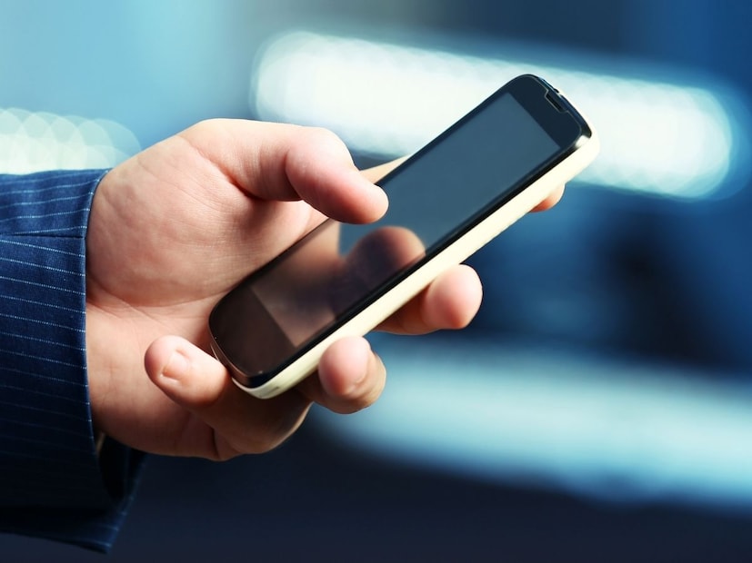 जेव्हा आपण बोटांनी स्क्रीनला स्पर्श करतो, तेव्हा आपल्या शरीरात असलेल्या सूक्ष्म विद्युत प्रवाहामुळे त्या भागातील चार्जमध्ये बदल होतो. स्क्रीनमधील सेन्सर्स हा बदल लगेच ओळखतात. त्यानंतर प्रोसेसरला (mobile  सिग्नल पाठवला जातो की, हा स्पर्श या ठिकाणी झाला आहे. प्रोसेसर लगेच त्या ठिकाणाशी संबंधित आदेश अंमलात आणतो, जसं की आयकॉन उघडणं, स्क्रोल करणं किंवा झूम करणं.