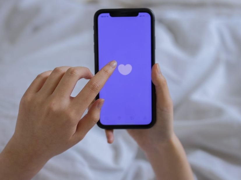 बहुतेक स्मार्टफोनमध्ये कॅपॅसिटिव्ह टचस्क्रीन वापरली जाते. या स्क्रीनच्या वरच्या थरावर पारदर्शक इंडियम टिन ऑक्साइड (ITO) नावाचं एक खास इलेक्ट्रिक घटक लावलेला असतो. यामुळे संपूर्ण स्क्रीनवर एक हलका विद्युत चार्जचा पातळ थर असतो.