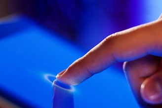 मोबाईल फोनच्या स्क्रिनला टच करताच त्याला आपला स्पर्श कसा काय कळतो?