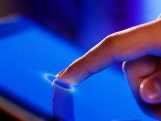 मोबाईल फोनच्या स्क्रिनला टच करताच त्याला आपला स्पर्श कसा काय कळतो?