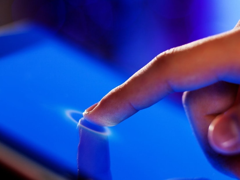 आपण मोबाईल वापरताना स्क्रीनवर बोट ठेवताच तो प्रतिसाद देतो. कधी कॉल लागतो, कधी फोटो झूम होतो, तर कधी गेम सुरू होतो. पण हे सगळं नेमकं कसं घडतं? याचं उत्तर आहे, टचस्क्रीन टेक्नॉलॉजी. आपण मोबाईल वापरताना स्क्रीनवर बोट ठेवताच तो प्रतिसाद देतो. कधी कॉल लागतो, कधी फोटो झूम होतो, तर कधी गेम सुरू होतो. पण हे सगळं नेमकं कसं घडतं? याचं उत्तर आहे, टचस्क्रीन टेक्नॉलॉजी.