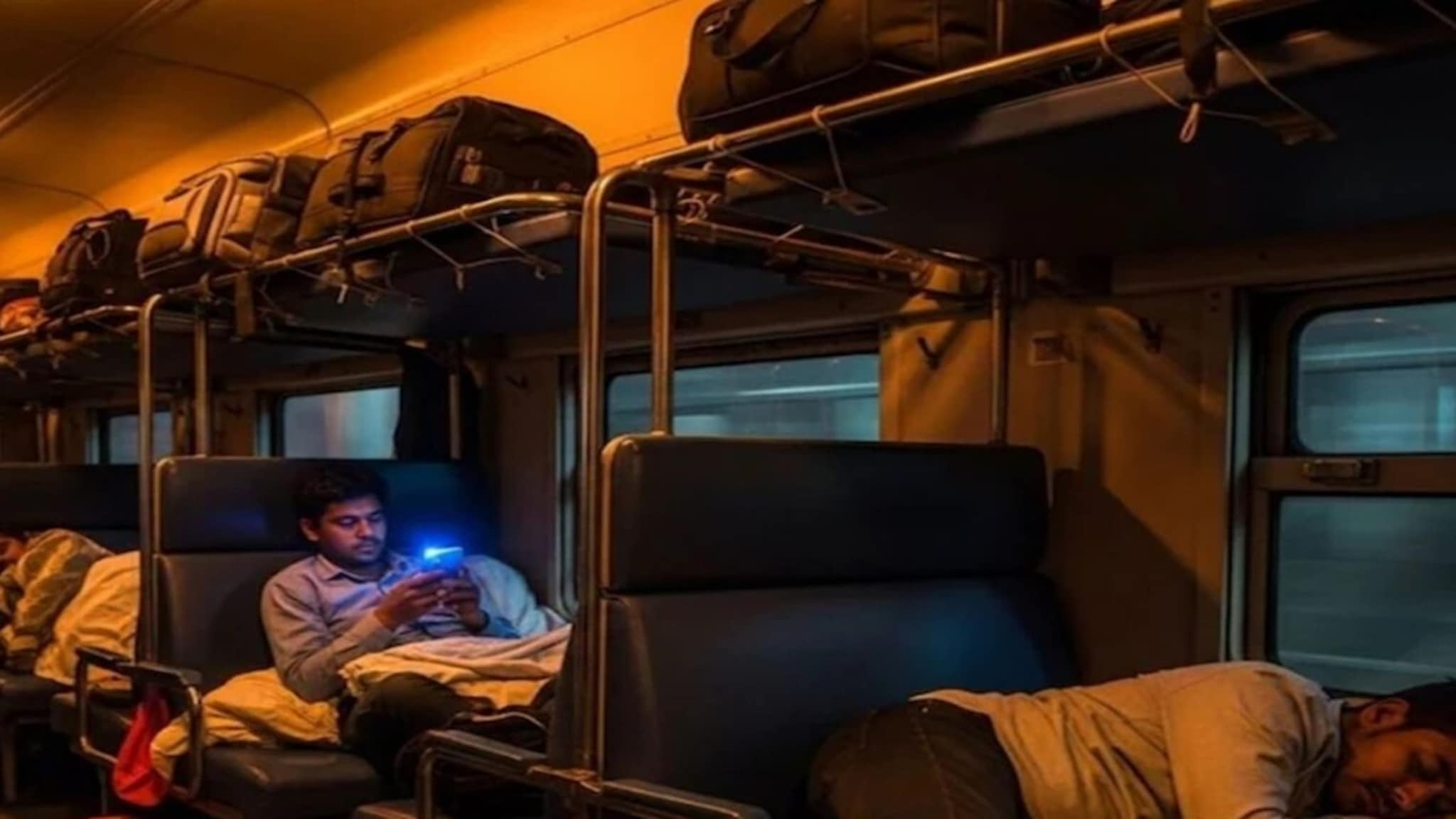 Indian Railway : ट्रेनमध्ये Reels पाहणं पडू शकतं महागात! मोबाईल वापरण्यापूर्वी रेल्वेचे हे नियम वाचाच, नाहीतर पस्तावाल