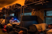 ट्रेनमध्ये Reels पाहणं पडू शकतं महागात! मोबाईल वापरण्यापूर्वी रेल्वेचे नियम वाचा