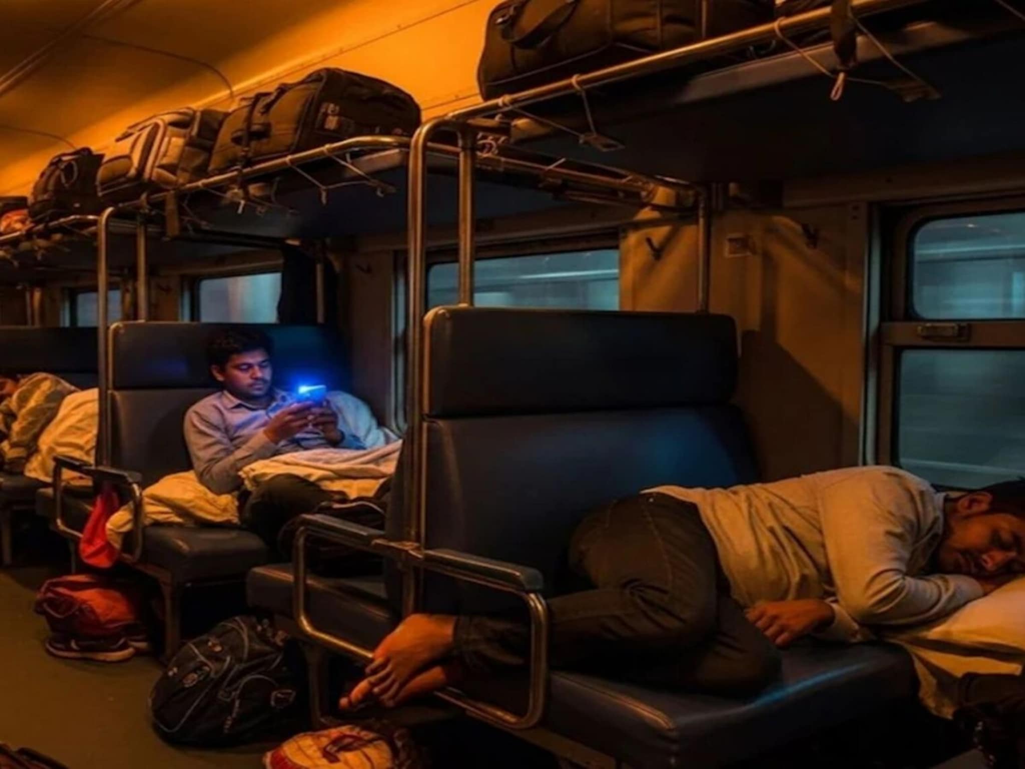 Indian Railway : ट्रेनमध्ये Reels पाहणं पडू शकतं महागात! मोबाईल वापरण्यापूर्वी रेल्वेचे हे नियम वाचाच, नाहीतर पस्तावाल